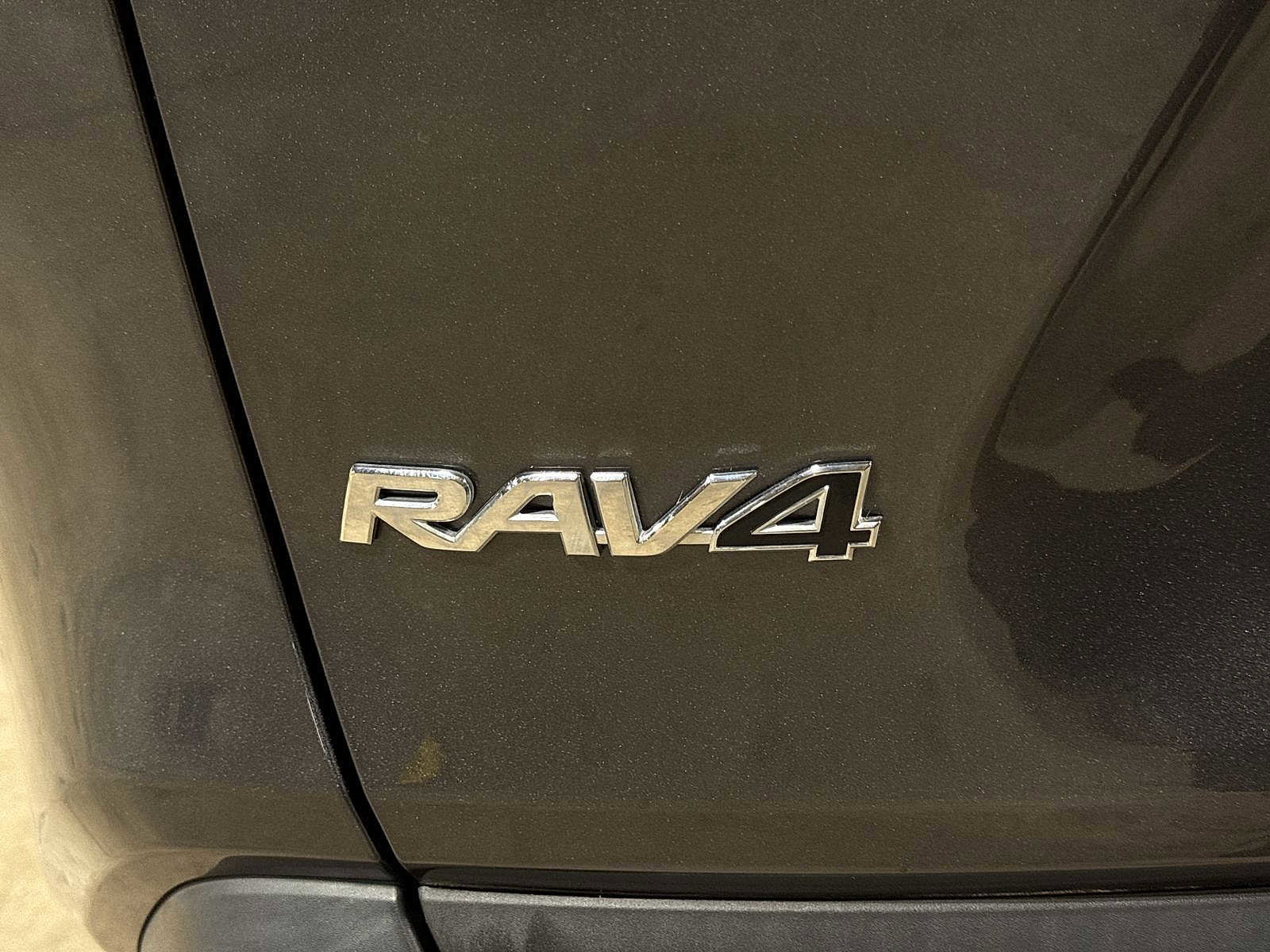 Used 2022 Toyota RAV4 XLE w/ Carpet Mat Package (TMS) AWD/4WD image 25
