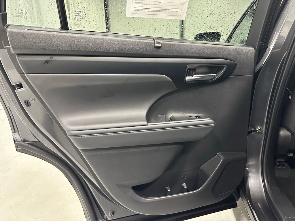 Used 2025 Toyota Highlander XLE image 45
