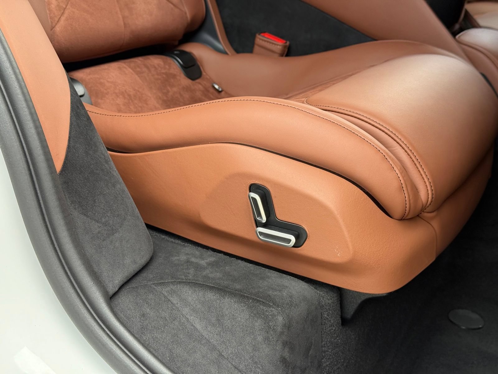 Used 2025 Ferrari Purosangue AWD/4WD image 35