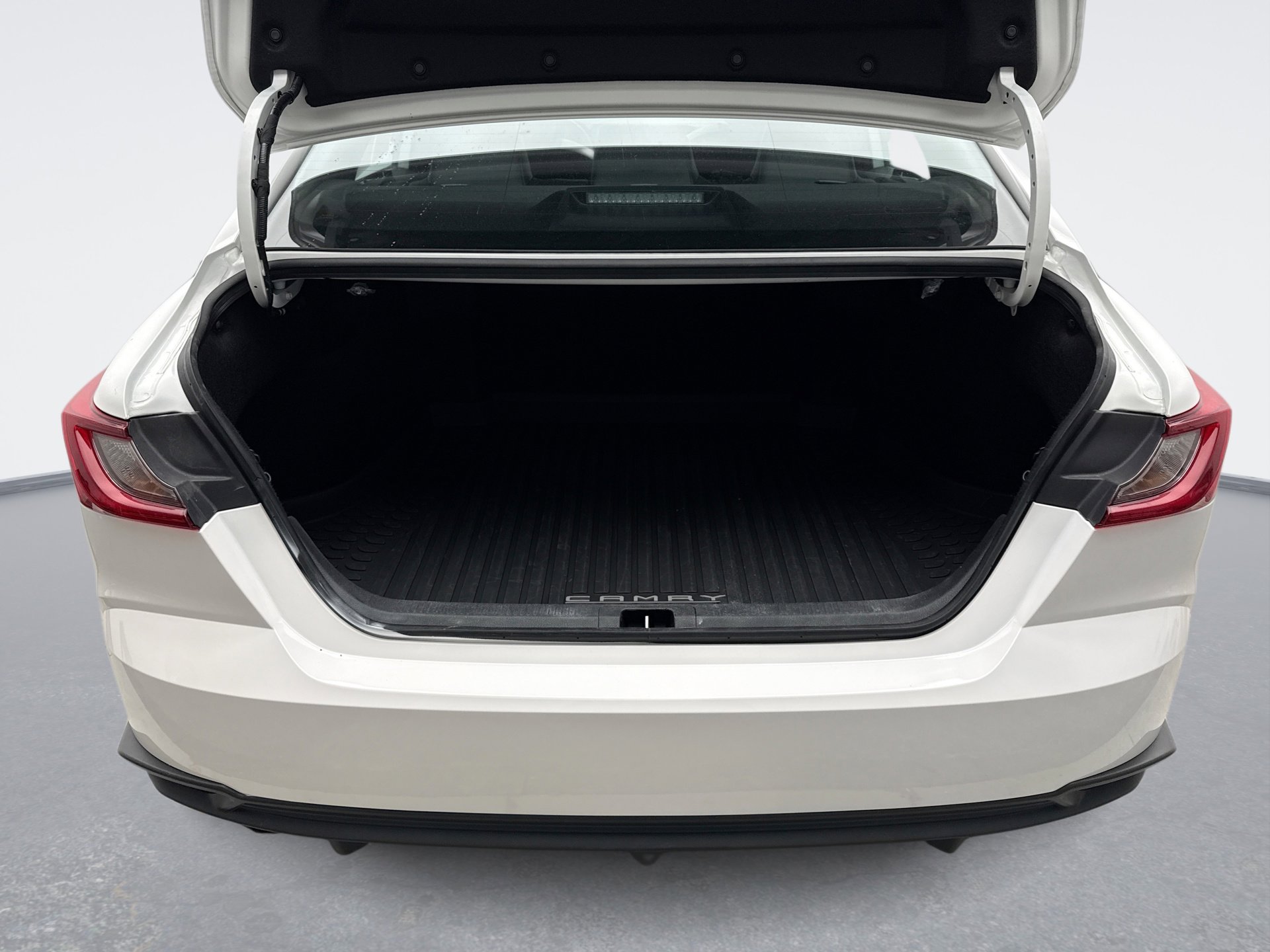 Used 2025 Toyota Camry SE w/ Multimedia Upgrade Package image 22