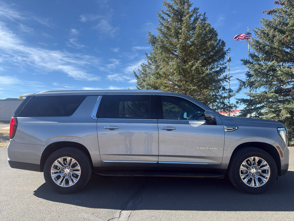 Used 2025 GMC Yukon XL Denali w/ Advanced Technology Package image 5