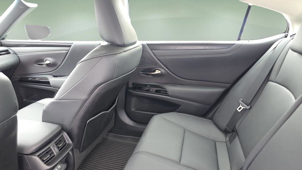 Certified 2023 Lexus ES 350 w/ Premium Package image 16