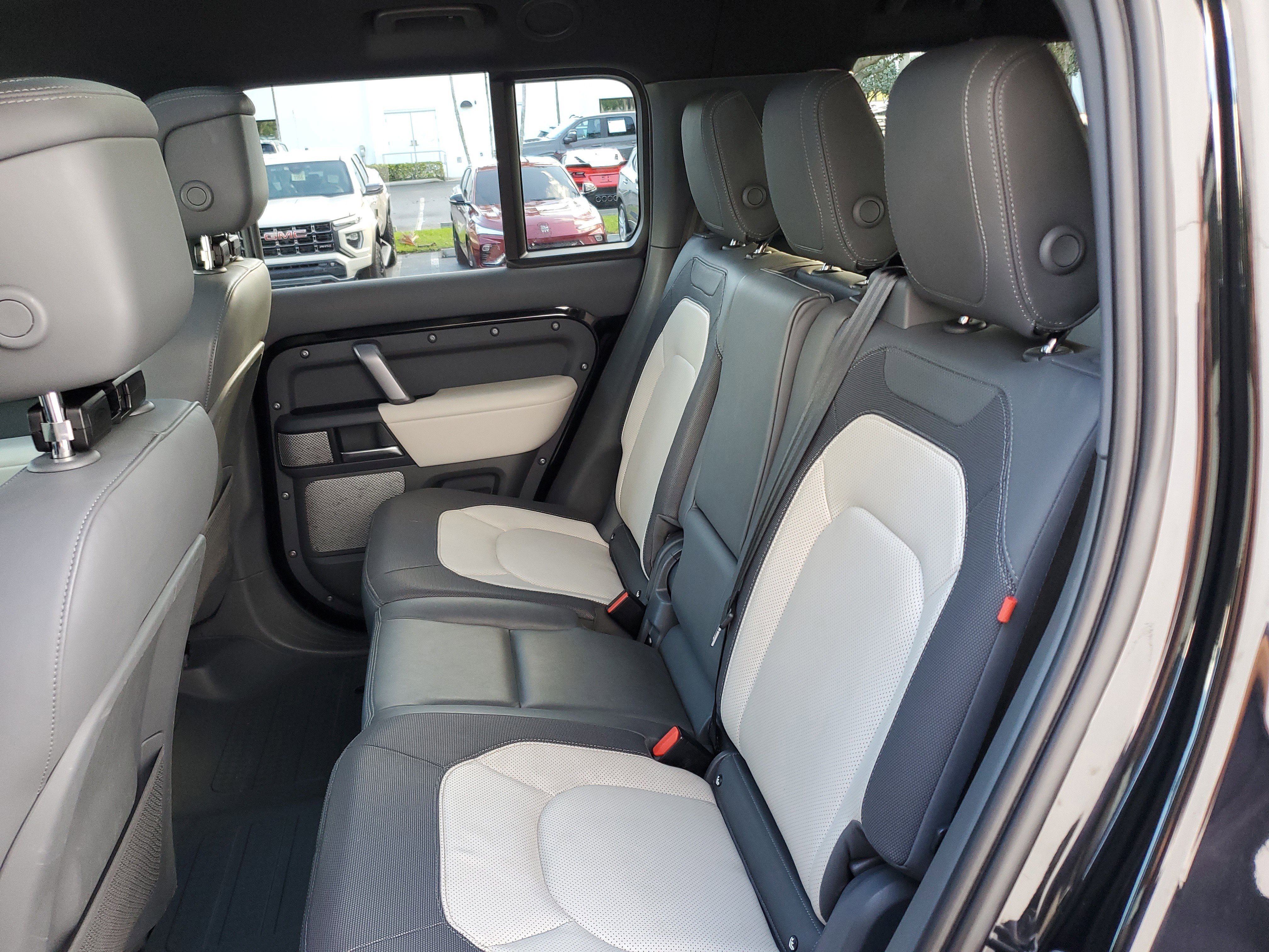 Used 2023 Land Rover Defender 130 X-Dynamic SE image 12