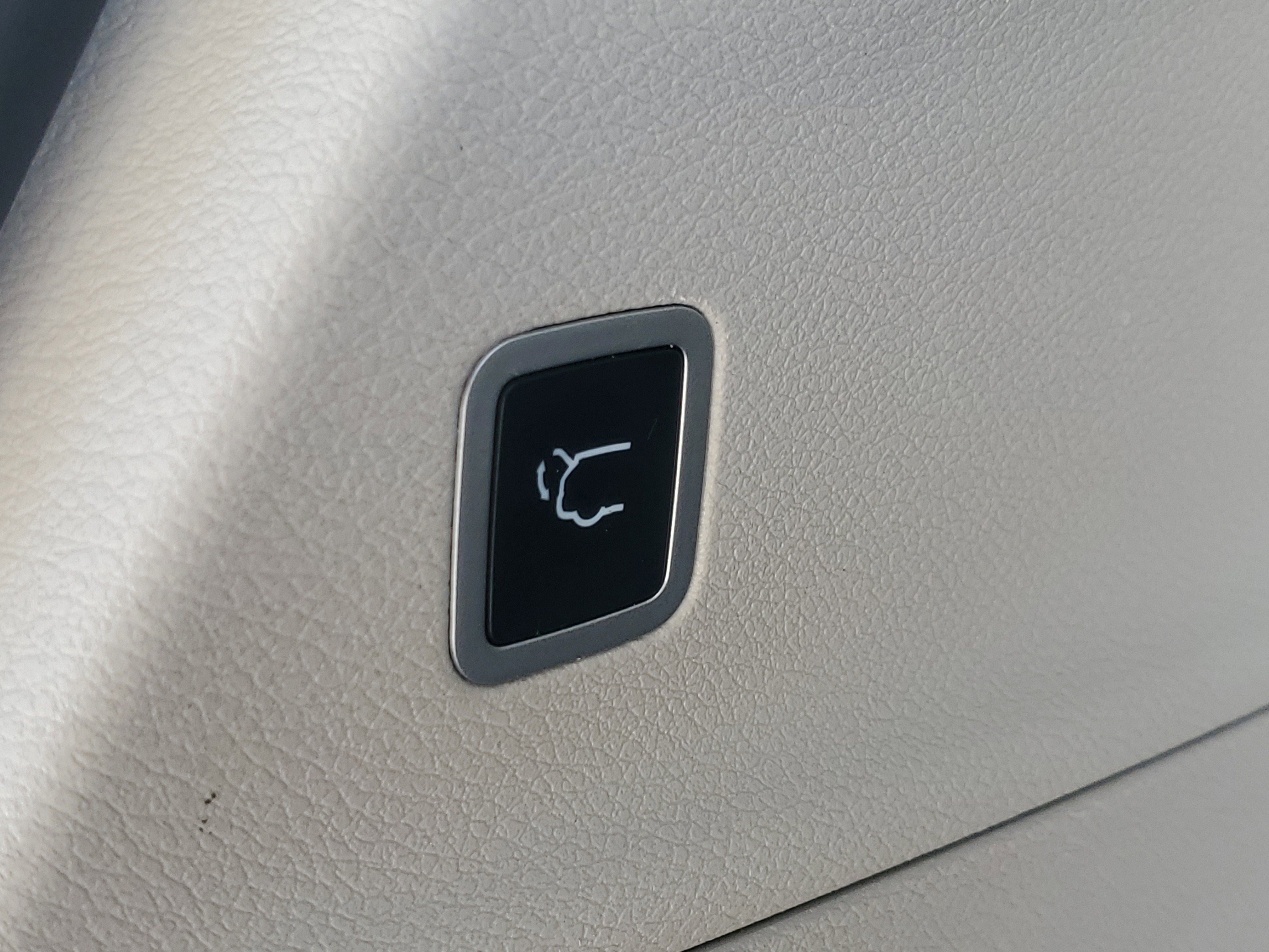 Used 2022 Chrysler Voyager LX FWD image 10