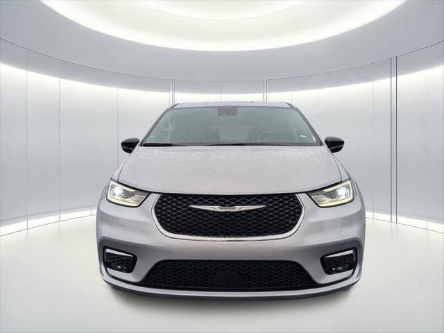 Certified 2024 Chrysler Pacifica Touring-L FWD image 9