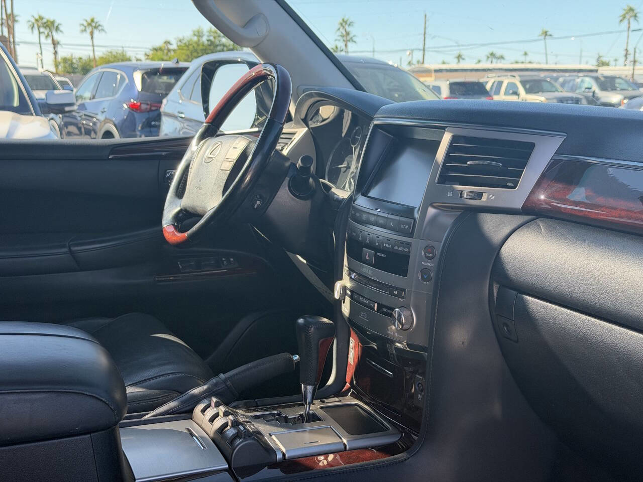 Used 2015 Lexus LX 570 4WD w/ Luxury Package image 28