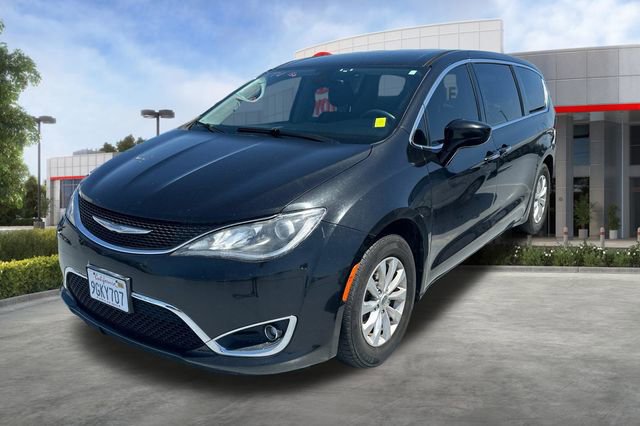 Used 2018 Chrysler Pacifica Touring Plus FWD image 3