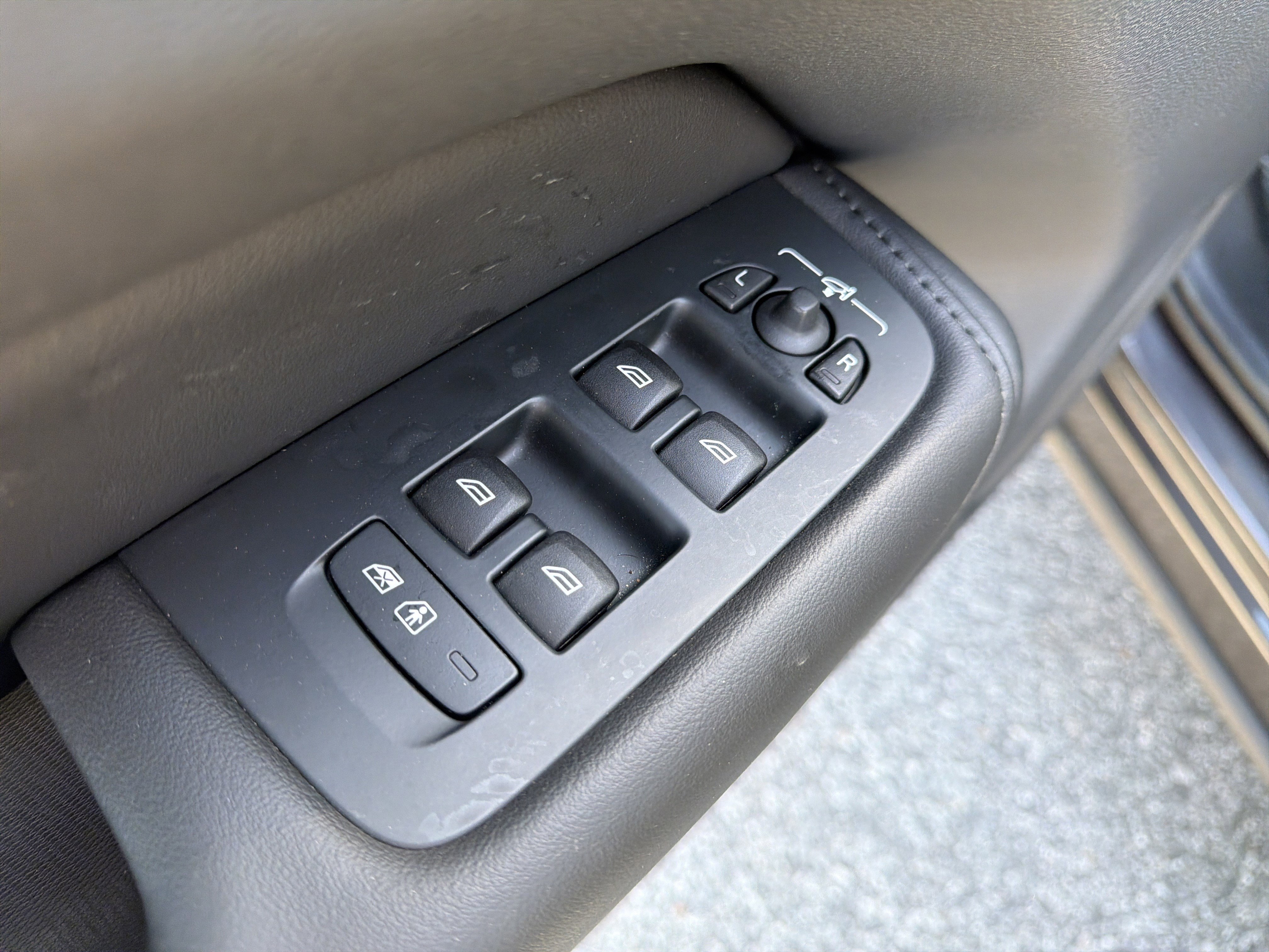 Certified 2025 Volvo XC60 B5 Plus image 16