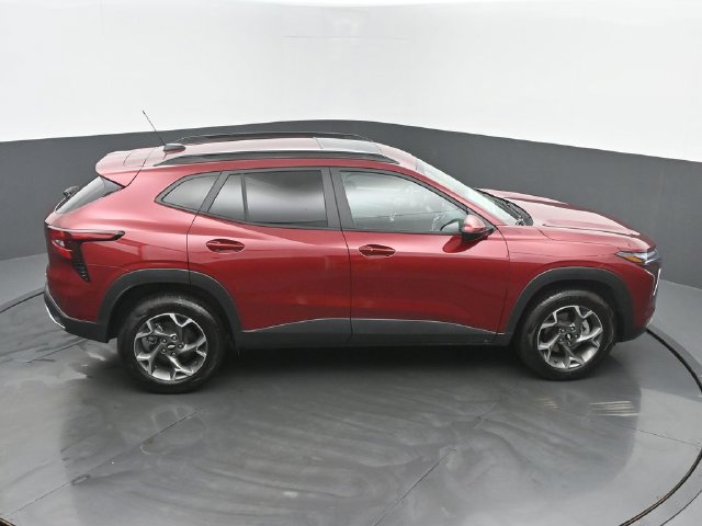 Used 2024 Chevrolet Trax LT w/ Sunroof Package FWD image 41