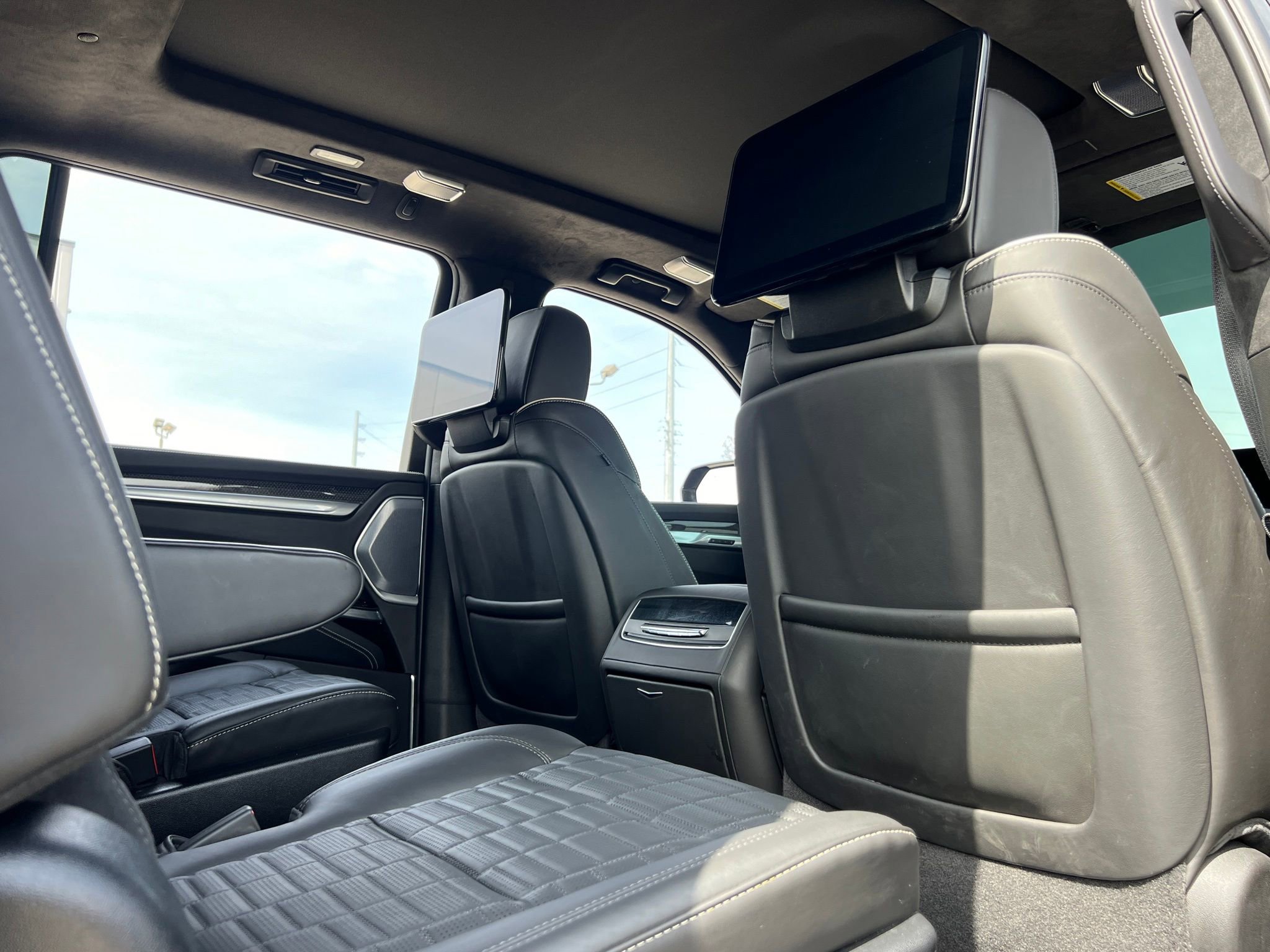 Used 2025 Cadillac Escalade ESV V image 28