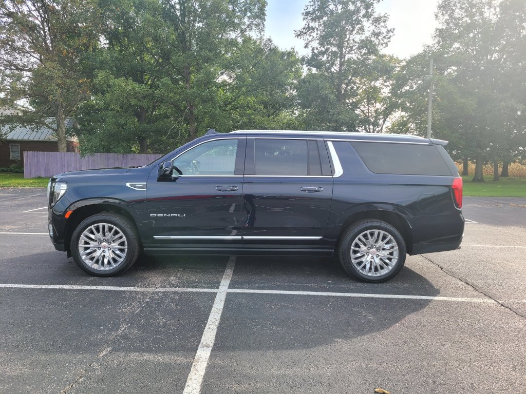 Used 2023 GMC Yukon XL Denali w/ Denali Reserve Package AWD/4WD image 4