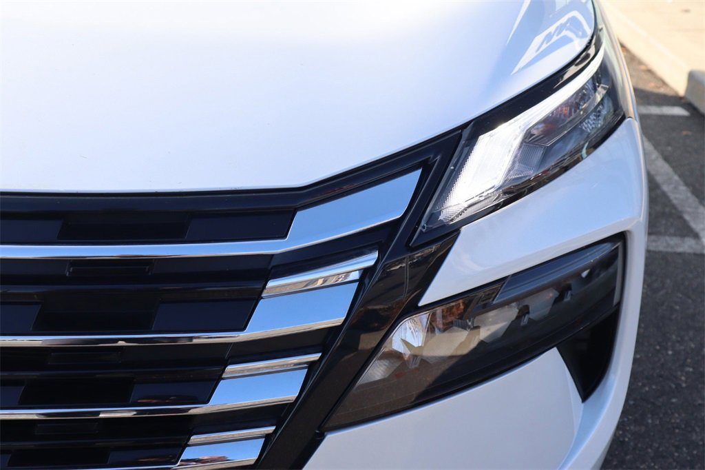 Used 2024 Nissan Rogue SV w/ SV Premium Package image 12