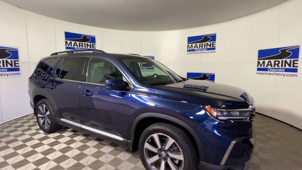 Used 2025 Honda Pilot Touring image 3