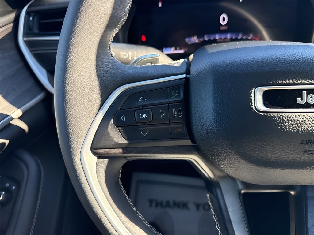 Used 2023 Jeep Grand Cherokee Limited w/ Black Appearance Package image 28