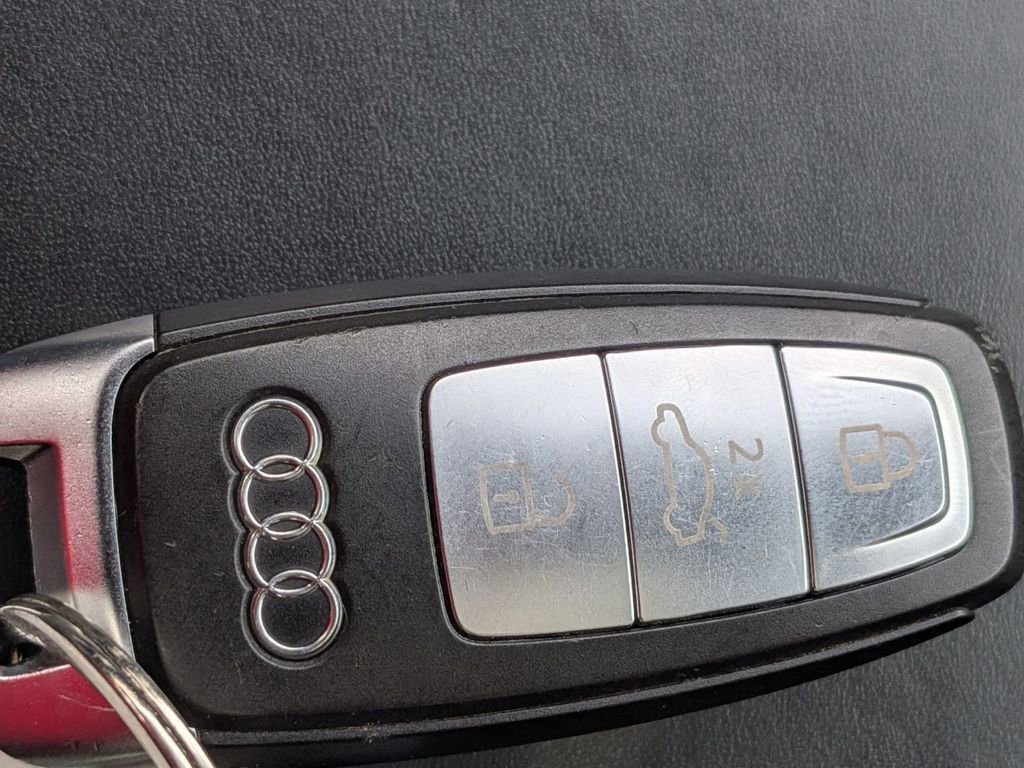 Used 2019 Audi e-tron Prestige w/ Prestige Package AWD/4WD image 39