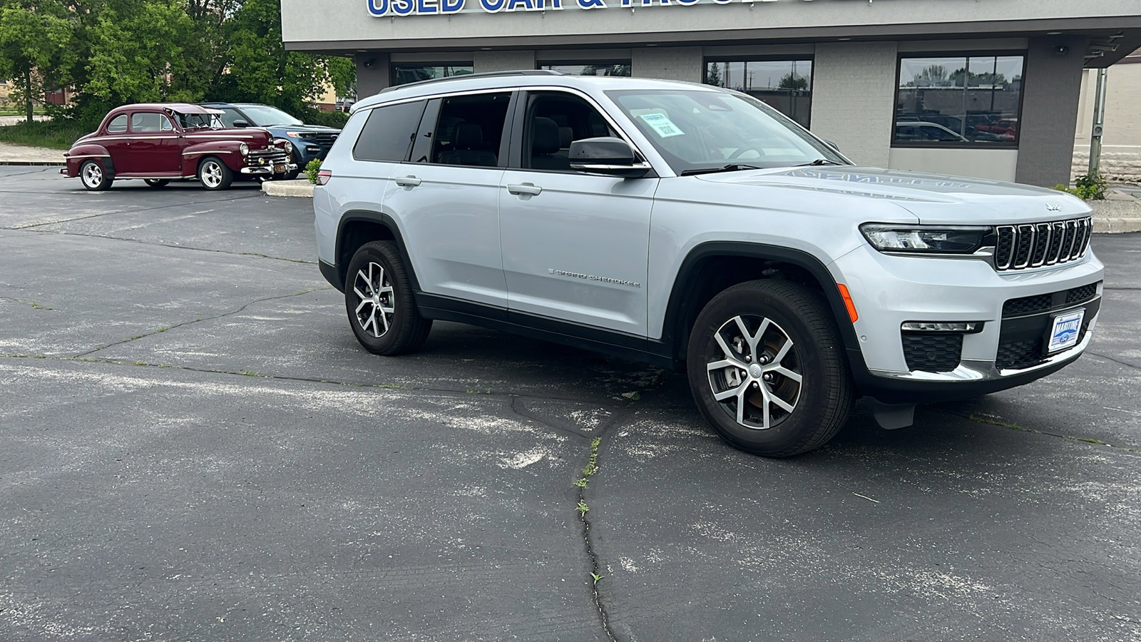Used 2024 Jeep Grand Cherokee L Limited w/ Luxury Tech Group II image 2