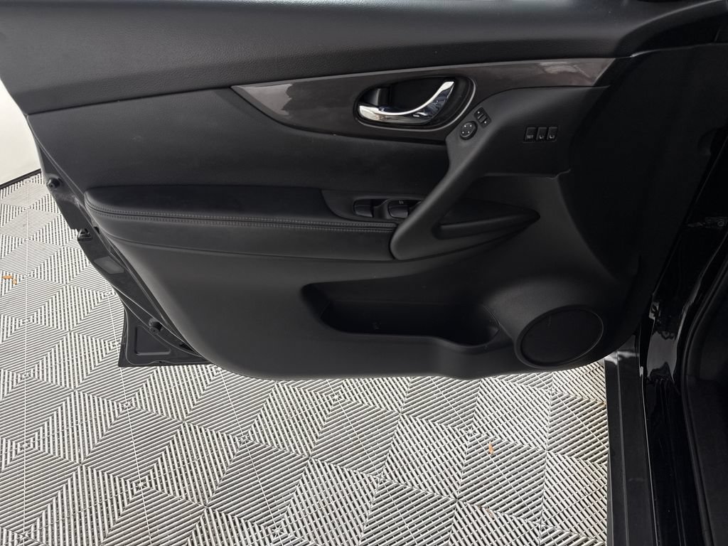 Used 2019 Nissan Rogue SV w/ Premium Package FWD image 10