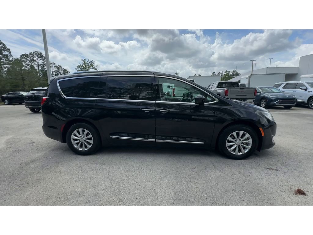 Used 2019 Chrysler Pacifica Touring-L FWD image 9