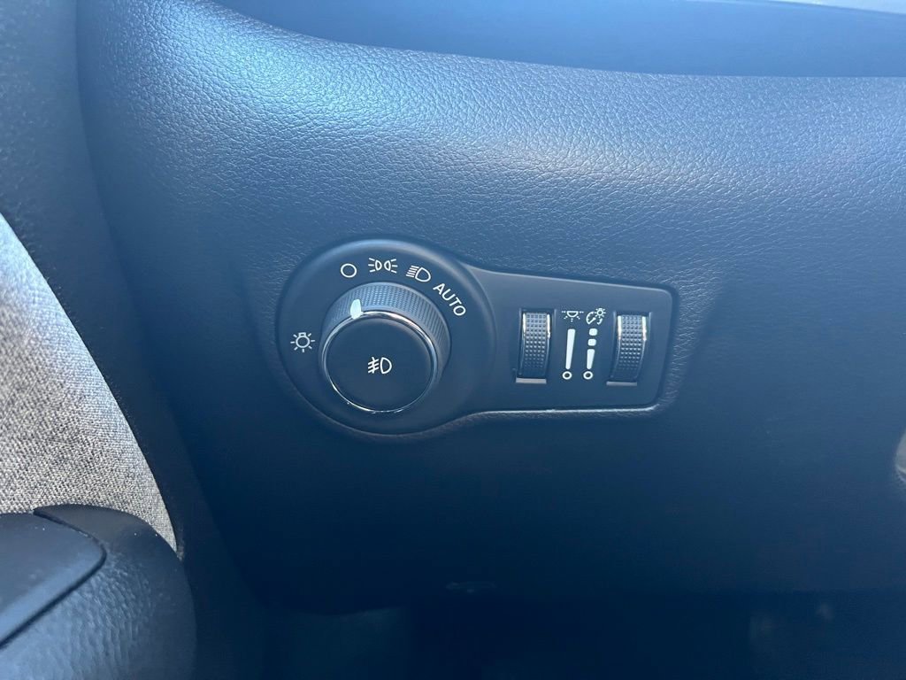 Used 2024 Jeep Compass Latitude w/ Convenience Group image 17