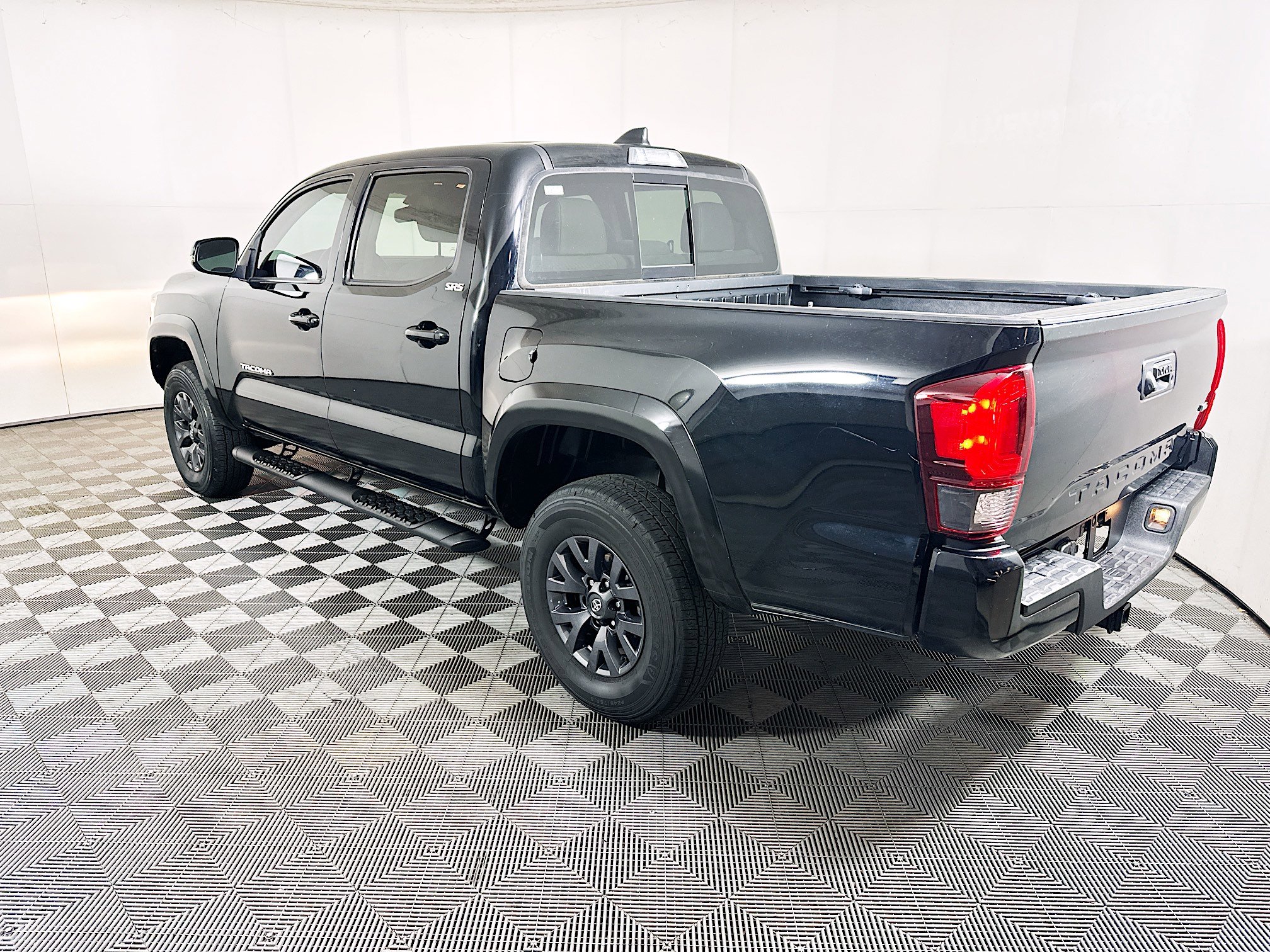 Used 2023 Toyota Tacoma SR5 w/ Technology Package RWD image 5