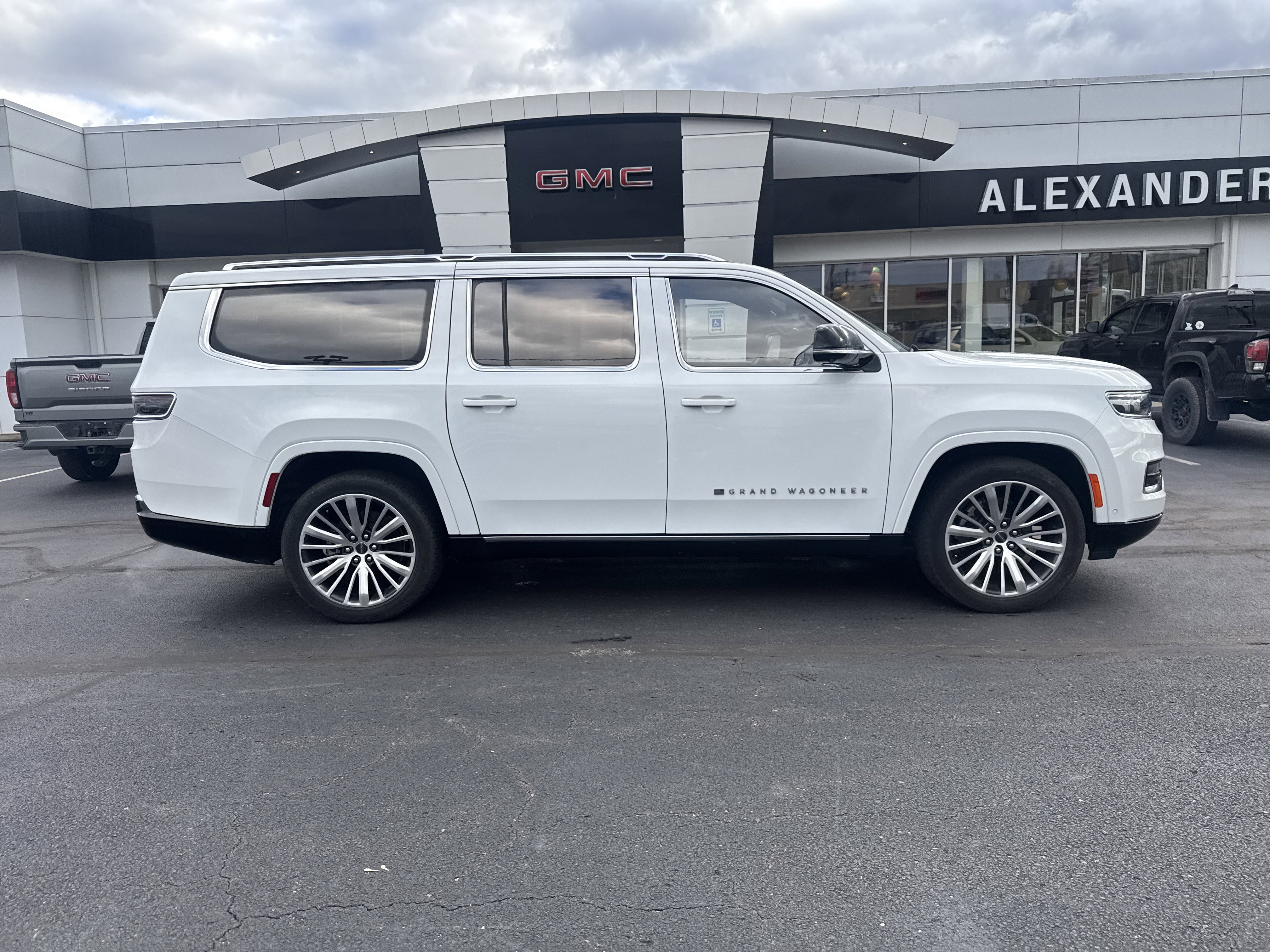 Used 2023 Jeep Grand Wagoneer L Series III image 2