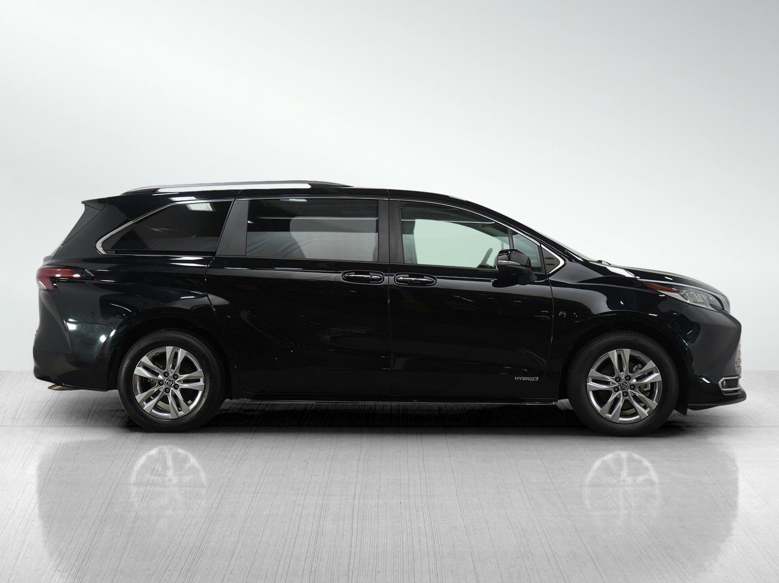 Used 2021 Toyota Sienna Limited image 6