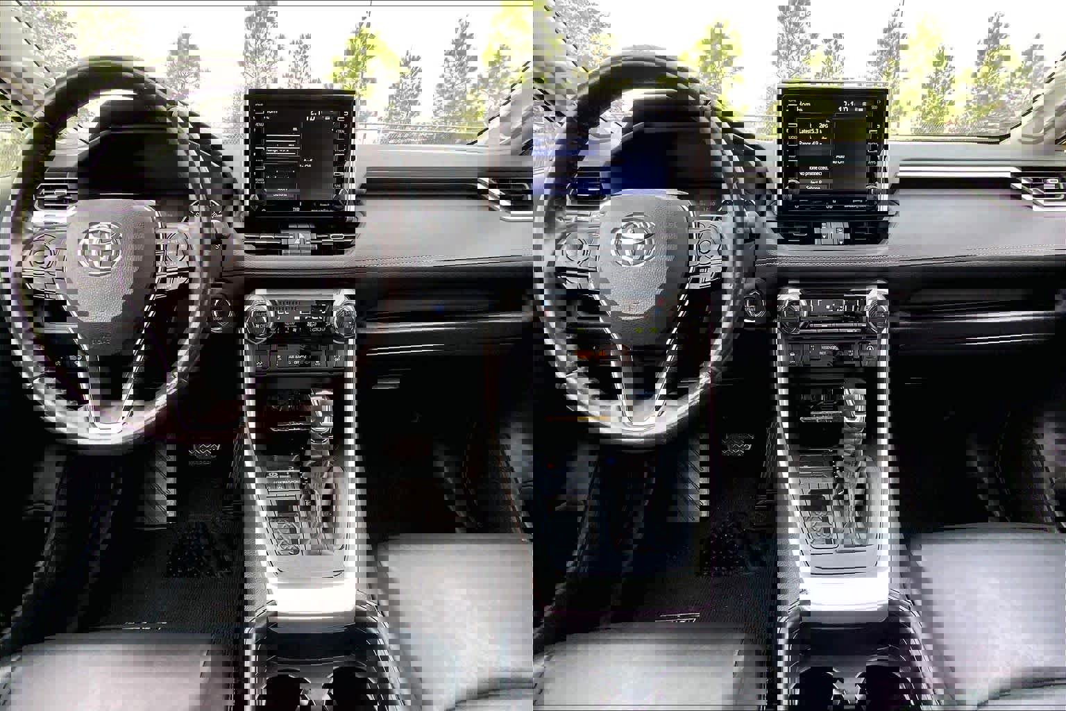 Used 2021 Toyota RAV4 XLE Premium image 14