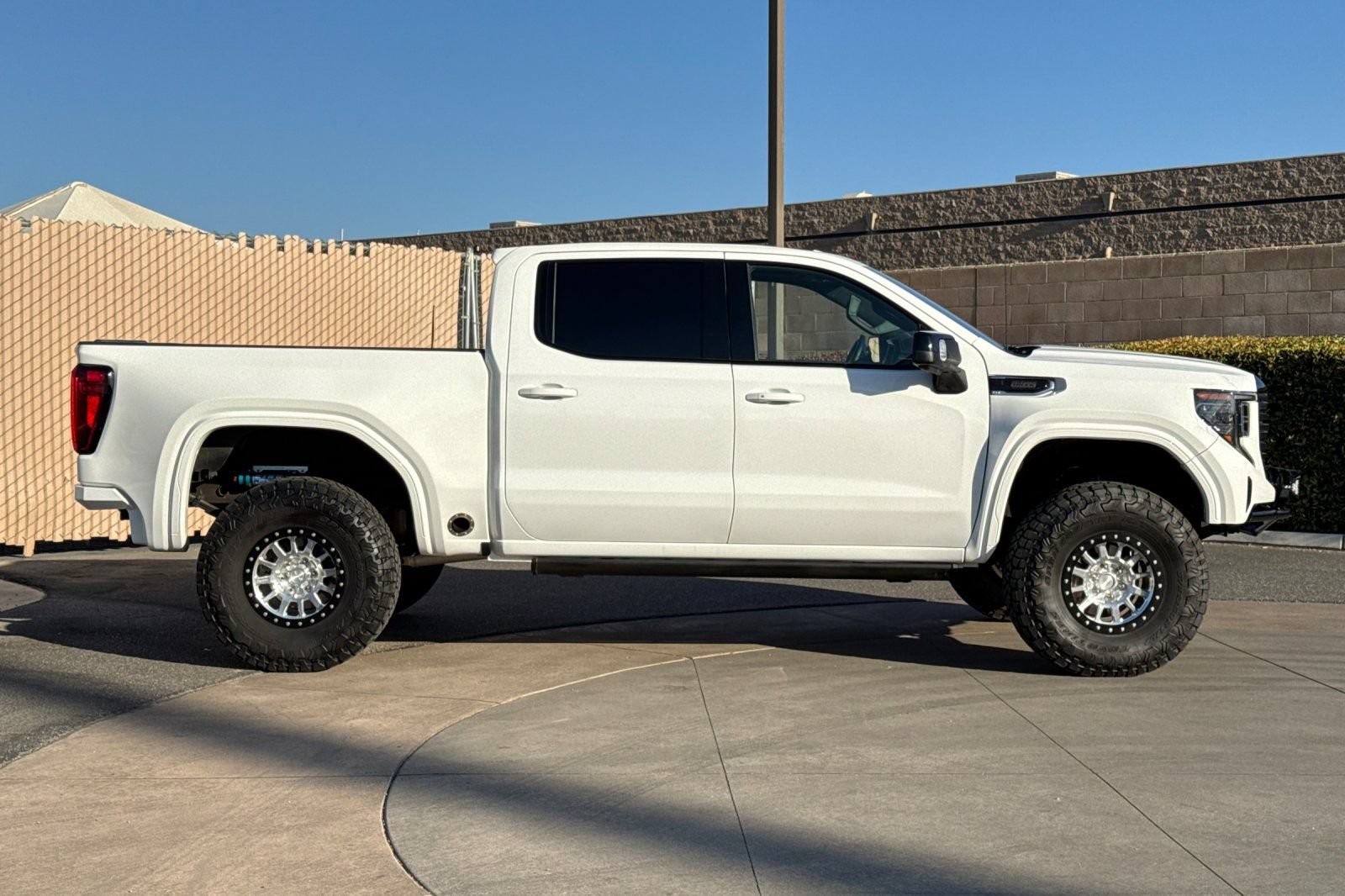 Used 2025 GMC Sierra 1500 AT4 w/ Technology Package AWD/4WD image 3