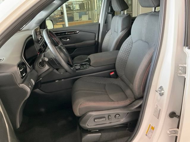 Certified 2025 Honda Pilot Sport image 3