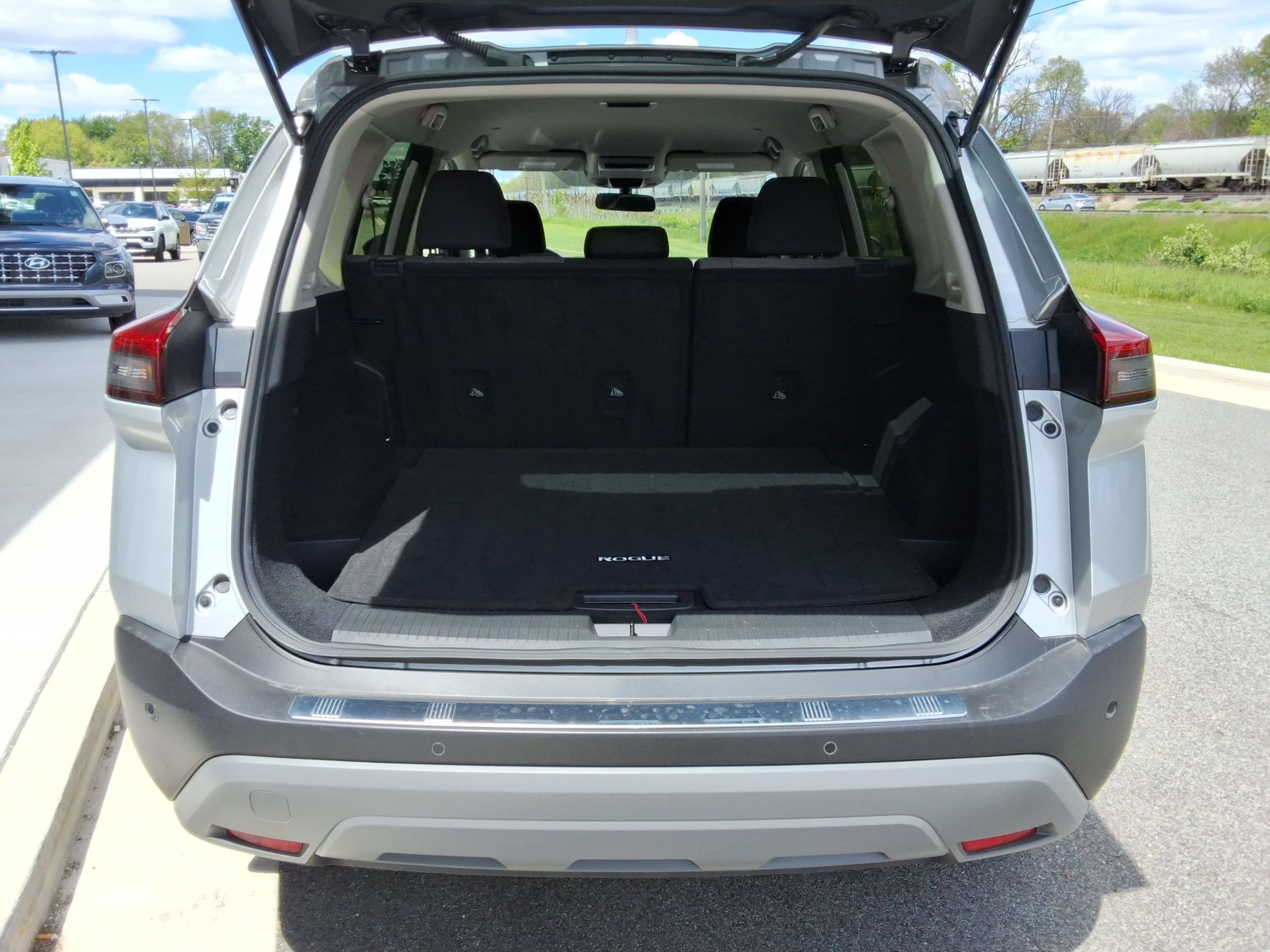 Used 2023 Nissan Rogue SV AWD/4WD image 31