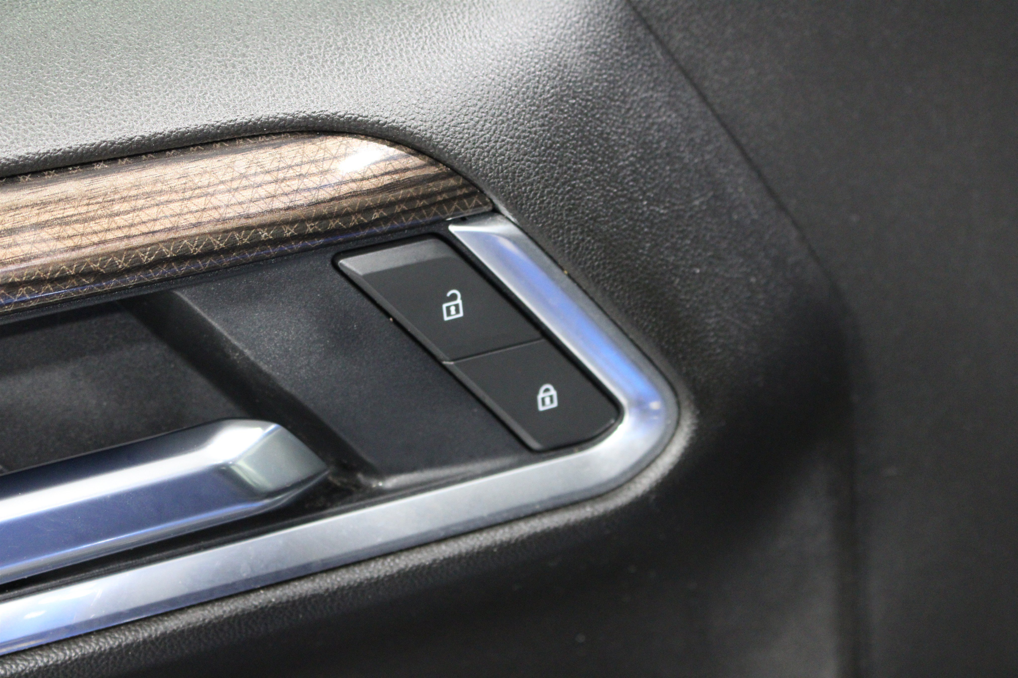 Used 2025 Chevrolet Silverado 1500 LT AWD/4WD image 8
