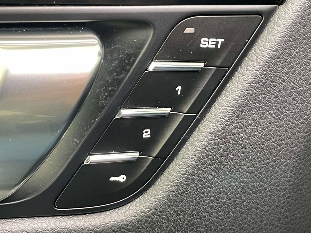 Certified 2025 Porsche Macan Turbo AWD/4WD image 37