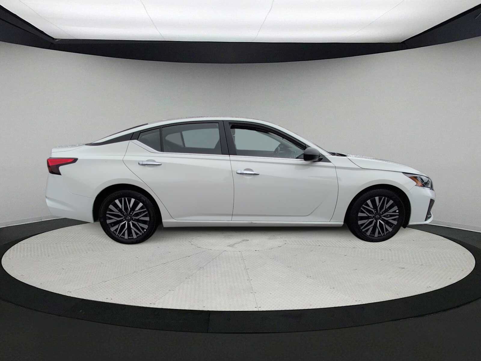 Used 2025 Nissan Altima 2.5 SV FWD image 9