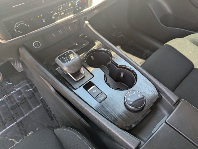 Used 2023 Nissan Rogue S AWD/4WD image 18