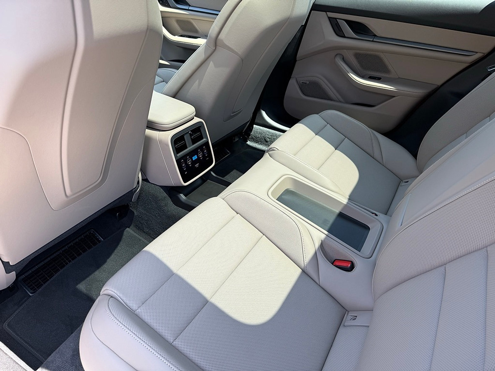 New 2025 Porsche Taycan 4S AWD/4WD image 31
