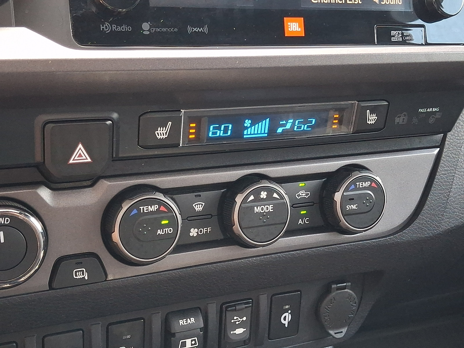 Used 2019 Toyota Tacoma TRD Sport w/ TRD Premium Sport Package AWD/4WD image 17