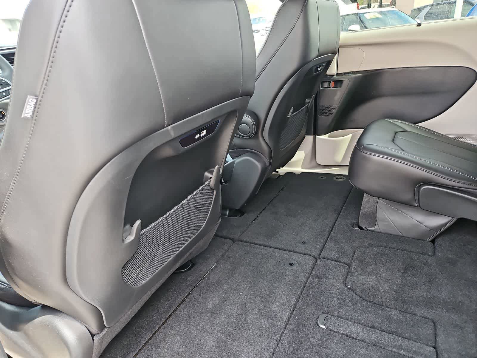 Used 2024 Chrysler Pacifica Touring-L FWD image 22