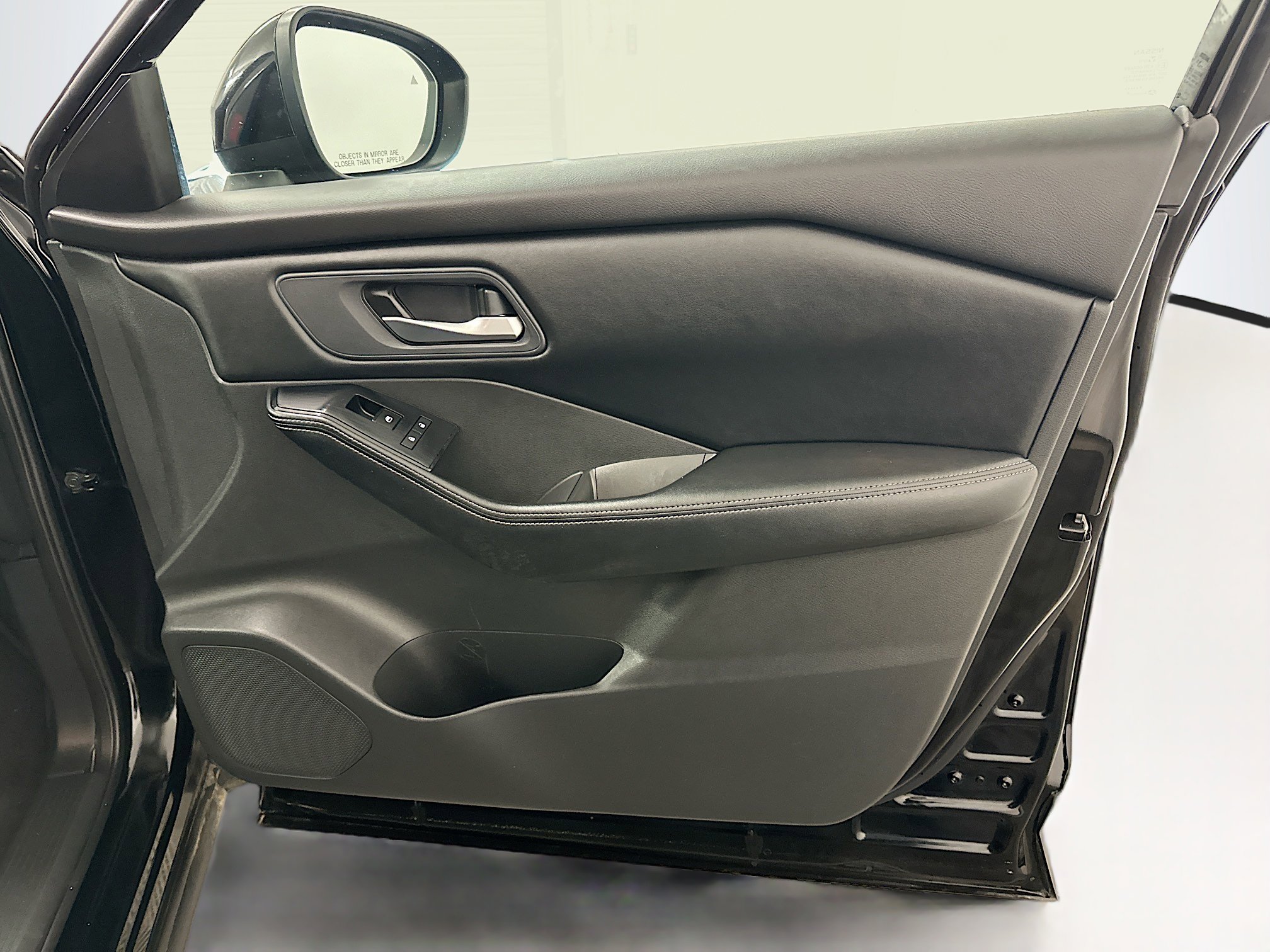 Used 2025 Nissan Rogue SV image 33