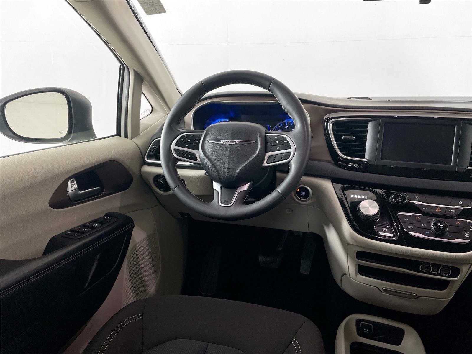 Used 2022 Chrysler Voyager LX image 2