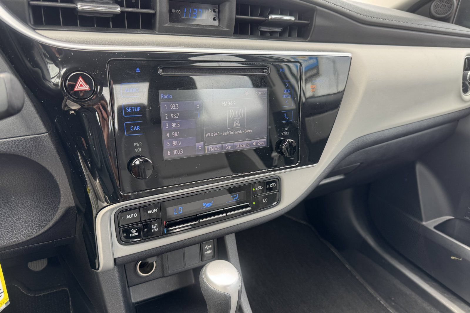Used 2019 Toyota Corolla LE w/ Carpet Mat Package (TMS) FWD image 24
