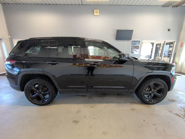 Used 2023 Jeep Grand Cherokee Altitude AWD/4WD image 6