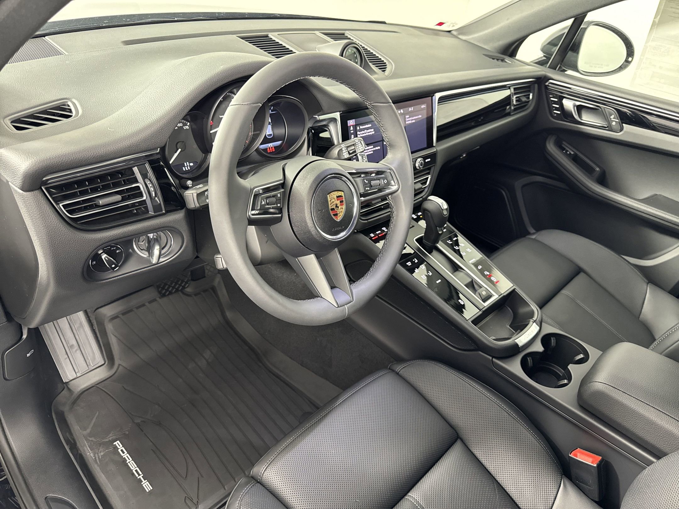 Certified 2025 Porsche Macan image 4