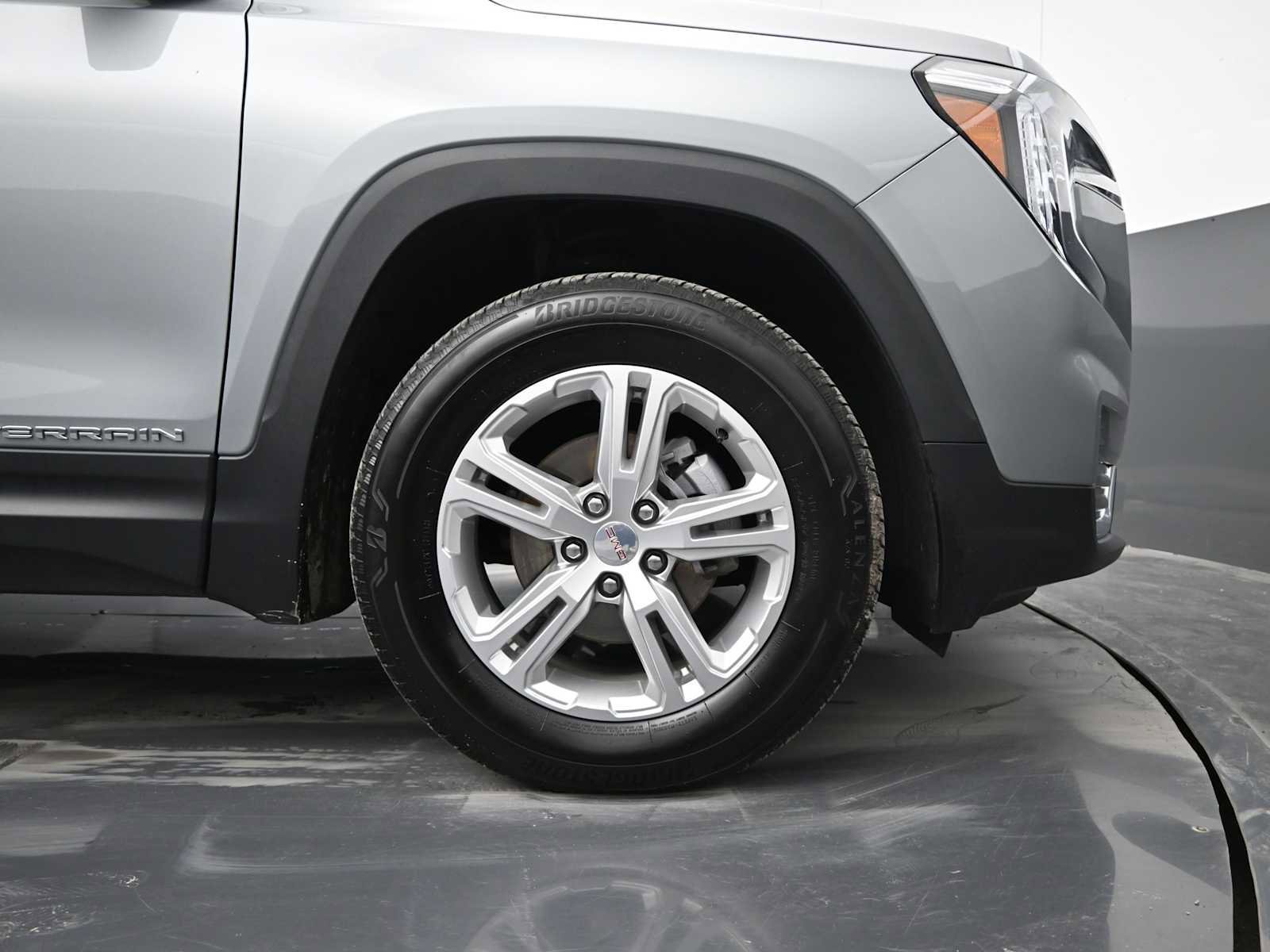 Used 2024 GMC Terrain SLE image 9