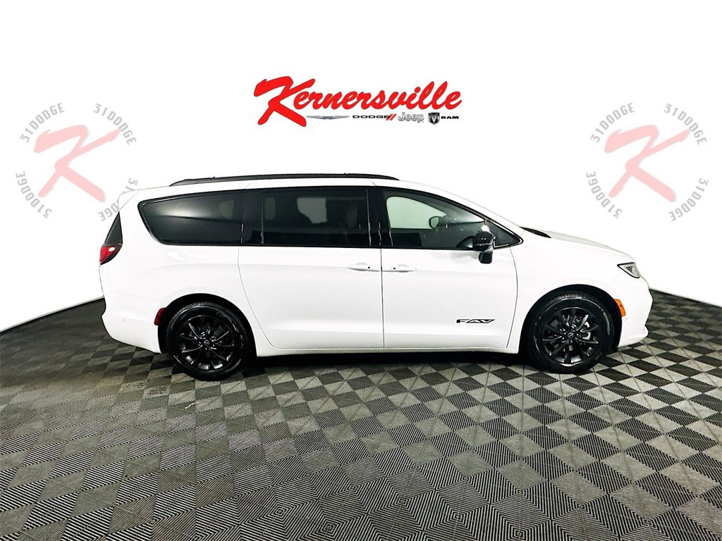 New 2025 Chrysler Pacifica Select w/ Fav Edition Package image 8