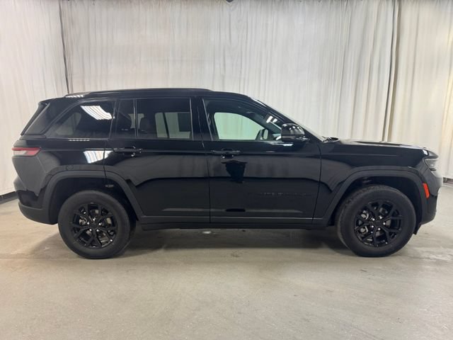 Used 2025 Jeep Grand Cherokee Altitude AWD/4WD image 3