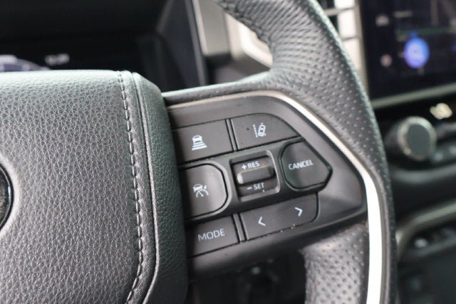 Used 2025 Toyota Tundra Limited AWD/4WD image 36