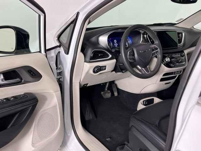 Used 2024 Chrysler Pacifica Touring-L FWD image 21