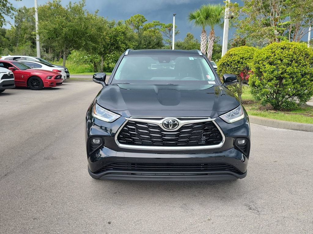Certified 2026 Toyota Highlander Limited AWD/4WD image 2