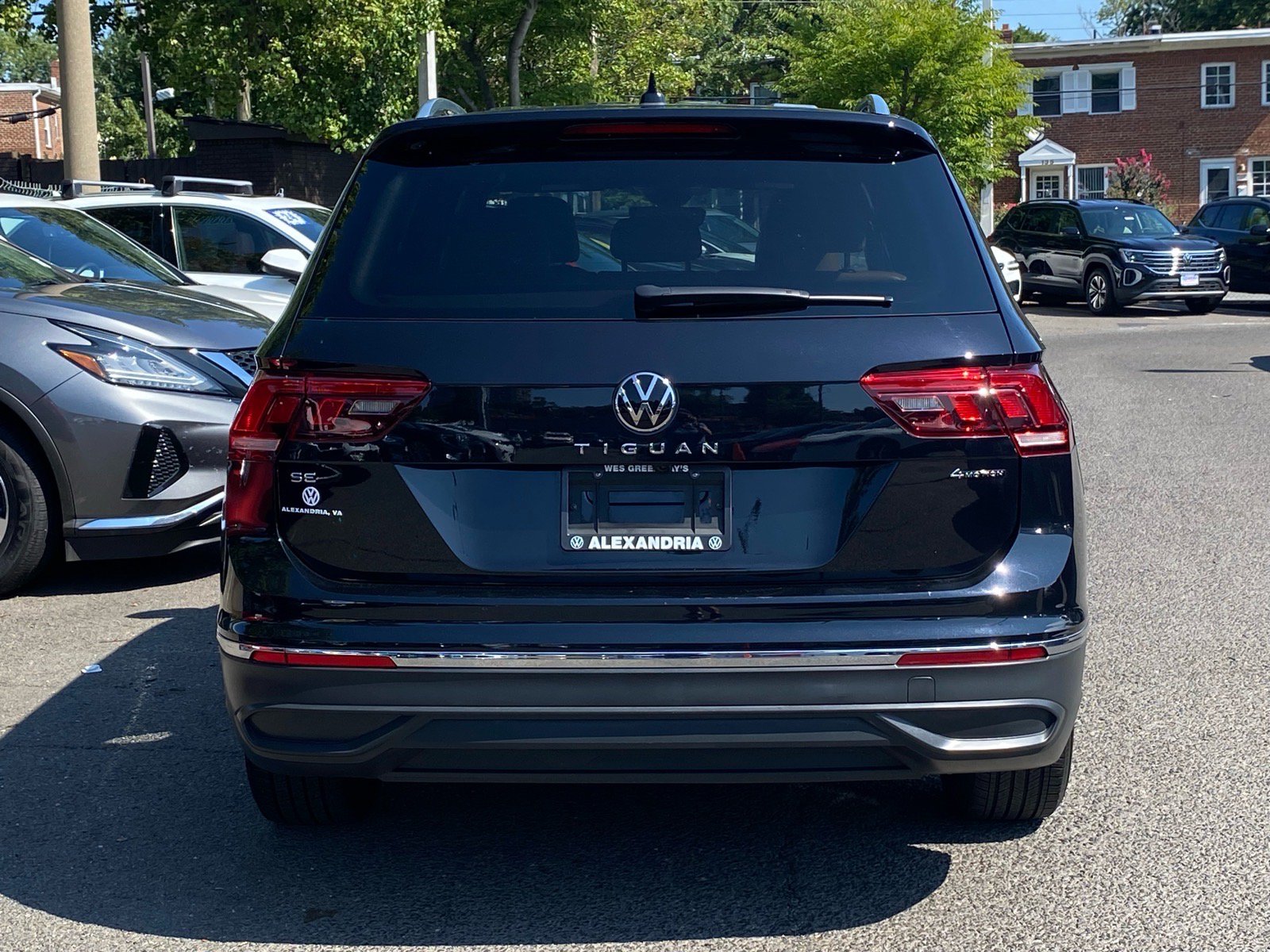 Certified 2024 Volkswagen Tiguan SE w/ Panoramic Sunroof Package AWD/4WD image 3