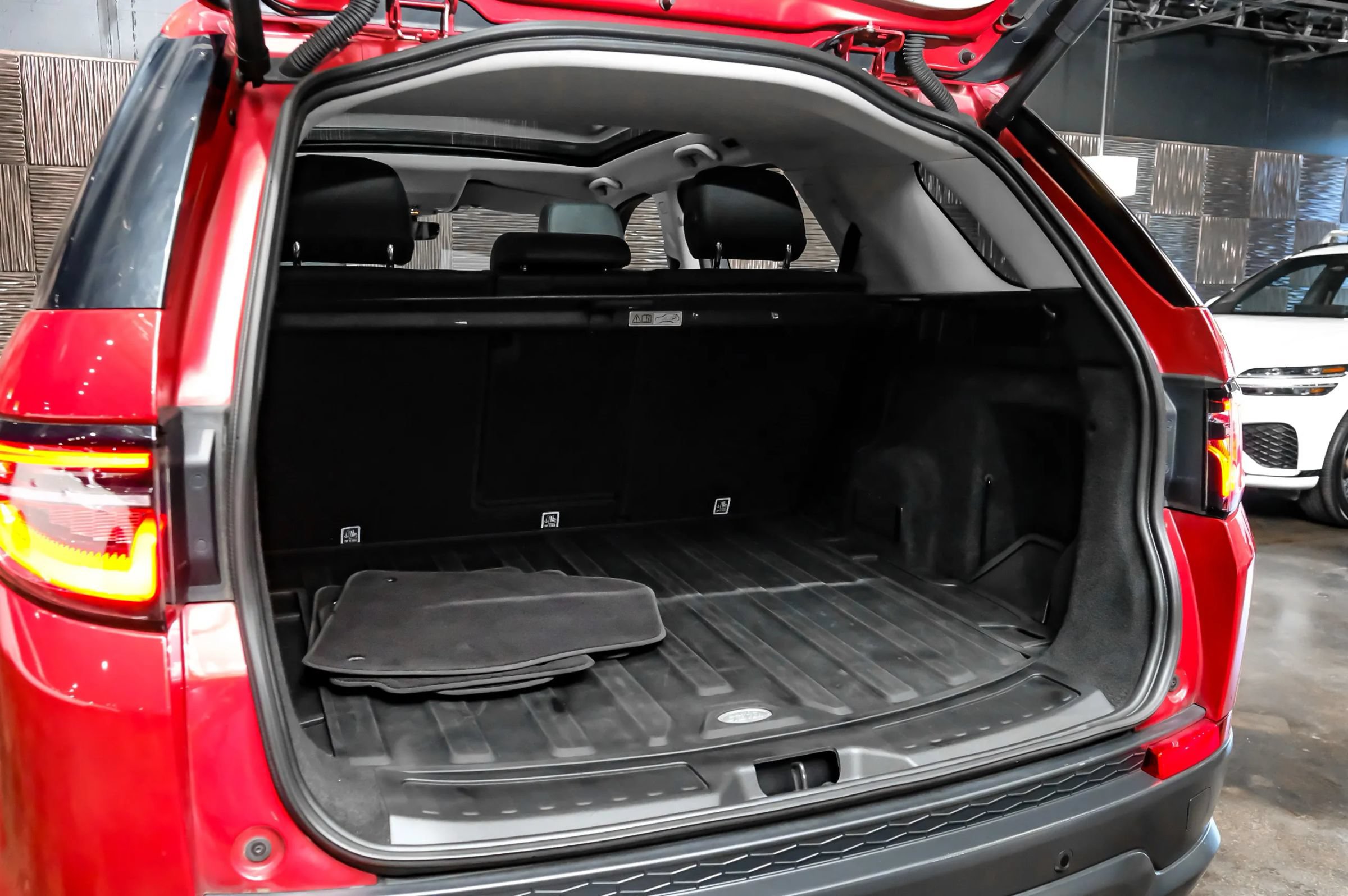 Used 2020 Land Rover Discovery Sport SE AWD/4WD image 58